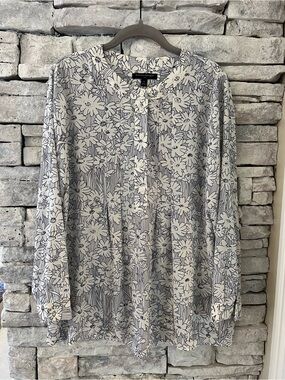 Banana Republic Floral Button-Front Lightweight Tunic Blouse in Navy and White